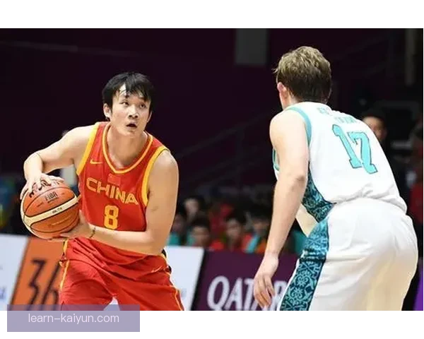 中国男篮新赛季首战惊险获胜 球迷热议球队战术调整与核心表现